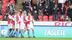 Fotbalisté Slavie slaví gól. Fotbalisté Slavie slaví gól.