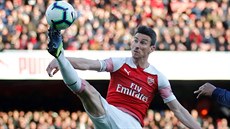 Laurent Koscielny z Arsenalu umí vykopnout nohu hodn vysoko.