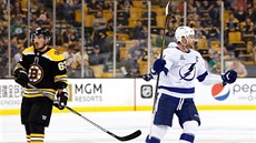 Hokejista Brad Marchand z Boston Bruins (vlevo) a Steven Stamkos z Tampa Bay... Hokejista Brad Marchand z Boston Bruins (vlevo) a Steven Stamkos z Tampa Bay...