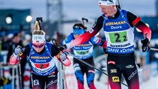 Norská biatlonistka Marte Röiselandová přebírá štafetu od krajana Johannese Böa. Norská biatlonistka Marte Röiselandová přebírá štafetu od krajana Johannese Böa.