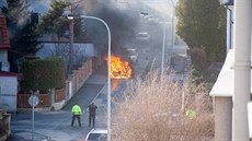 Ve středu ráno v pražských Vokovicích hořelo auto. (13. 3. 2019) Ve středu ráno v pražských Vokovicích hořelo auto. (13. 3. 2019)