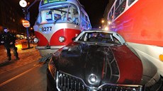 V Lazarské ulici se zaklínilo osobní auto mezi dvě tramvaje, hasiči museli... V Lazarské ulici se zaklínilo osobní auto mezi dvě tramvaje, hasiči museli...