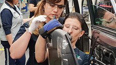 Automobilka Hyundai: redaktorka auto.idnes.cz Martina Procházková si na dveřní... Automobilka Hyundai: redaktorka auto.idnes.cz Martina Procházková si na dveřní...