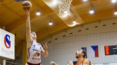 Pavel Houška (vpravo) z Ústí nad Labem sleduje zakončení Luboše Kováře ze... Pavel Houška (vpravo) z Ústí nad Labem sleduje zakončení Luboše Kováře ze...