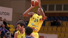 T. J. Dunans z Olomoucka střílí na děčínský koš. T. J. Dunans z Olomoucka střílí na děčínský koš.