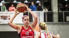 Klára Mareková (vlevo) z Hradce Králové útoí kolem Petry Bakajsové ze Slavie.