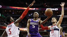 Tomáš Satoranský (vpravo) a Bobby Portls z Washingtonu brání De’Aarona Foxe ze... Tomáš Satoranský (vpravo) a Bobby Portls z Washingtonu brání De’Aarona Foxe ze...