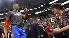 Russell Westbrook z Oklahoma City se hádá s fanoukem Utahu.