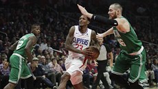 Lou Williams (v bílém) z LA Clippers útoí na bostonský ko kolem Arona Baynese...