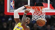 LeBron James (23) z LA Lakers smečuje na chicagský koš, sleduje ho Kris Dunn. LeBron James (23) z LA Lakers smečuje na chicagský koš, sleduje ho Kris Dunn.