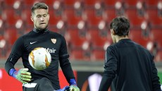 Český brankář Tomáš Vaclík (vlevo) na pražském tréninku Sevilly Český brankář Tomáš Vaclík (vlevo) na pražském tréninku Sevilly