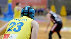 Luděk Jurečka z Opavy hraje s boxerskou přilbou, chrání si zlomenou lícní kost. Luděk Jurečka z Opavy hraje s boxerskou přilbou, chrání si zlomenou lícní kost.