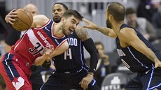 Tomáš Satoranský (vlevo) z Washingtonu útočí kolem D. J. Augustina (uprostřed)... Tomáš Satoranský (vlevo) z Washingtonu útočí kolem D. J. Augustina (uprostřed)...