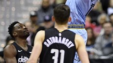 Jeff Green (vlevo) a Tomáš Satoranský z Washingtonu sledují smečujícího Jonase... Jeff Green (vlevo) a Tomáš Satoranský z Washingtonu sledují smečujícího Jonase...