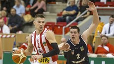 Ozren Pavlovič (vlevo) z Pardubic obchází Klinta Carlsona z Děčína. Ozren Pavlovič (vlevo) z Pardubic obchází Klinta Carlsona z Děčína.