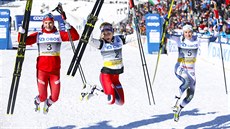 Norská běžkyně na lyžích Therese Johaugová (uprostřed) slaví triumf v závodu... Norská běžkyně na lyžích Therese Johaugová (uprostřed) slaví triumf v závodu...