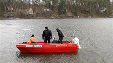 Potápěči pátrají po rybáři, který zmizel pod vodní hladinou hracholuské... Potápěči pátrají po rybáři, který zmizel pod vodní hladinou hracholuské...