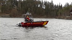 Potápěči hledají rybáře, který v sobotu navečer zmizel pod hladinou hracholuské... Potápěči hledají rybáře, který v sobotu navečer zmizel pod hladinou hracholuské...