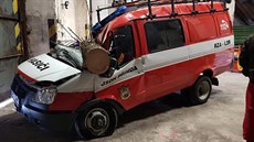 O štěstí mohou mluvit hasiči z Přimdy na Tachovsku, kterým spadl na auto strom.... O štěstí mohou mluvit hasiči z Přimdy na Tachovsku, kterým spadl na auto strom....