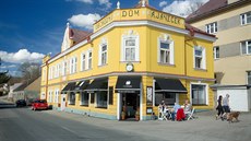 Restitucí v roce 1990 se dům vrátil do majetku rodiny původního investora –... Restitucí v roce 1990 se dům vrátil do majetku rodiny původního investora –...