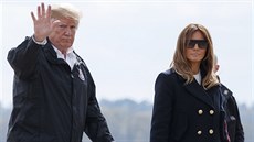 Prezident Donald Trump a jeho manželka Melania Trumpová po návštěvě míst, kde... Prezident Donald Trump a jeho manželka Melania Trumpová po návštěvě míst, kde...