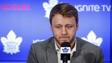 Morgan Rielly z Toronta se zpovídá z údajné homofobní urážky rozhodčího. Morgan Rielly z Toronta se zpovídá z údajné homofobní urážky rozhodčího.