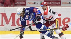 Peter Mueller z Komety uniká ped dotírajícím Dominikem Graákem z Hradce.