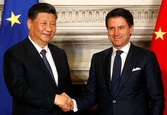 Tehdejí italský premiér Giuseppe Conte a ínský prezident Si in-pching po...