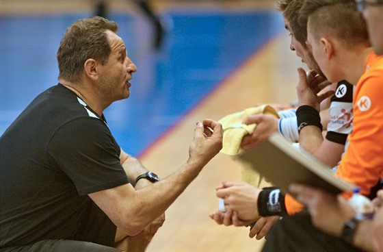 Trenér házenká Lovosic Pavel Fará radí svým svencm v utkání s Plzní.