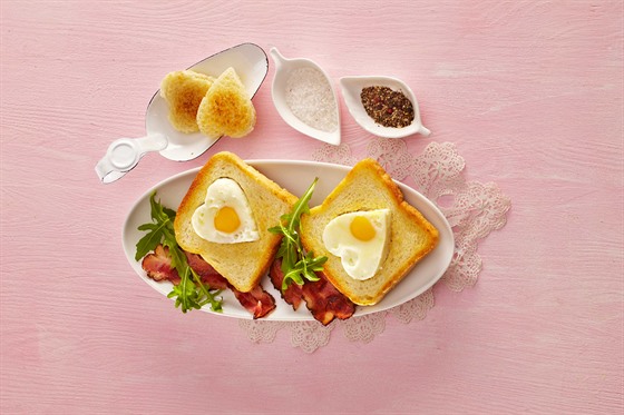 RECEPT DNE: Zamilovaný toast s vejcem a slaninou