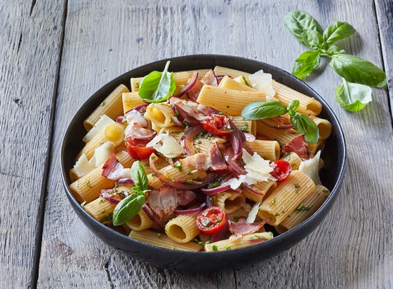 RECEPT DNE: Rigatoni s bazalkou a slaninou