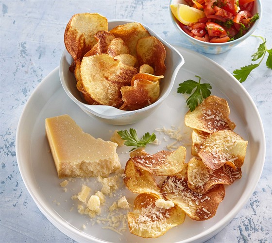 RECEPT DNE: Domácí bramborové lupínky s parmazánem