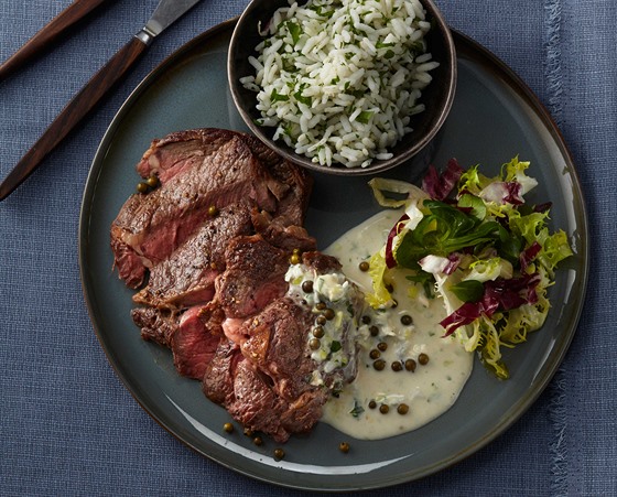 RECEPT DNE: Steak se sýrovou omákou s celým pepem