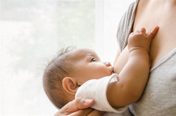 Trápí vás citlivá prsa pi kojení?