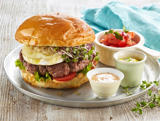 RECEPT DNE: Grilovaný hamburger s kozím sýrem