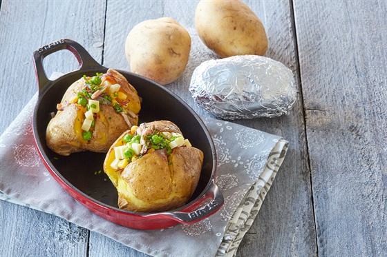 RECEPT DNE: Plnné brambory s kukuicí a hrákem