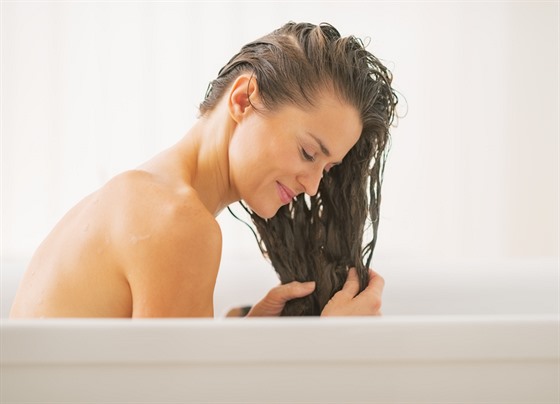 5 nejvtích chyb, které dláte pi mytí vlas