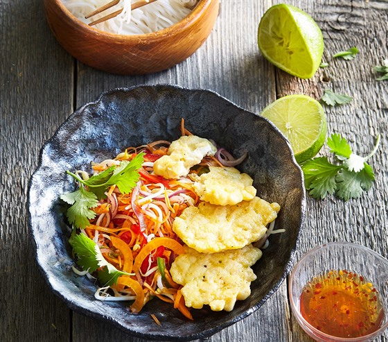 RECEPT DNE: Kuecí placiky s asijským salátem