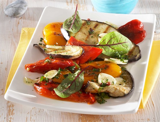 RECEPT DNE: Salát z grilované zeleniny