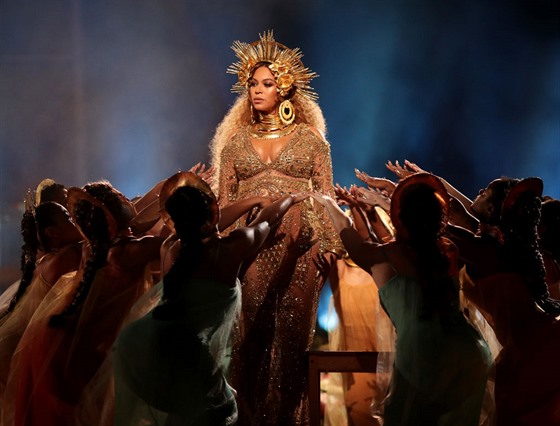 Thotná Beyoncé na Grammy jako Panna Marie