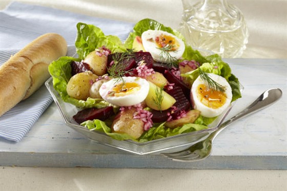 Bramborový salát s ervenou epou a vejci