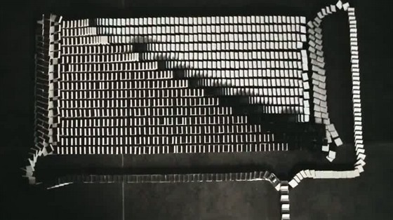 VIDEO: Úchvatné domino s barevnými efekty