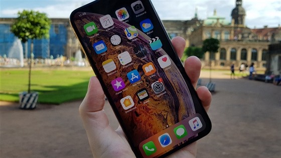 iPhone XS Max je spolu s mením XS teprve druhým telefonem od Applu s OLED...