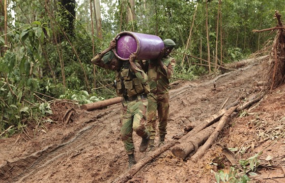 Vojáci nesou zásoby do oblastí zasaených cyklónou Idai asi 600 kilometr...