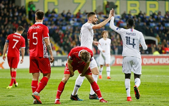 Francouztí fotbalisté Olivier Giroud a Blaise Matuidi se radují z gólu proti...