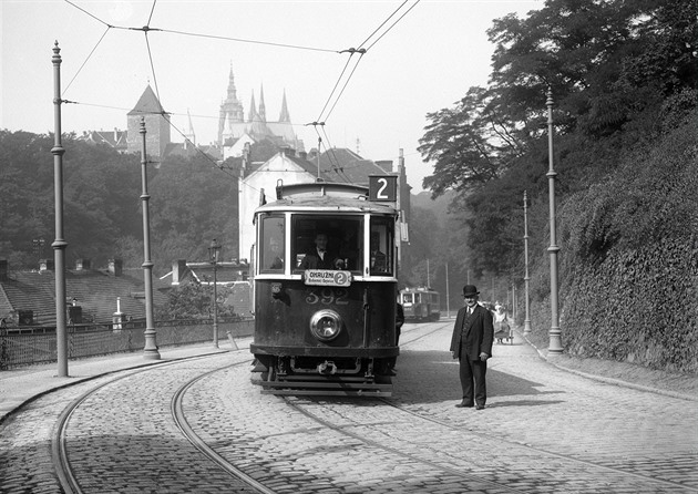 Tramvaj jede vlevo.