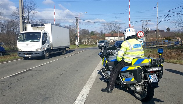 Policista na motocyklu hlídkuje u elezniního pejezdu v Polance nad Odrou...