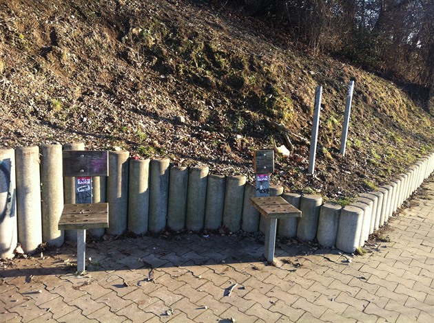 Torza laviček se nachází na cestě pro pěší vedoucí podél Vltavy mezi zastávkami Podolská vodárna a Kublov. Několik let zde byly běžné lavičky, které se však na začátku tohoto roku změnily v židle. Důvod? Prý na lavičkách polehávali bezdomovci a znečišťova