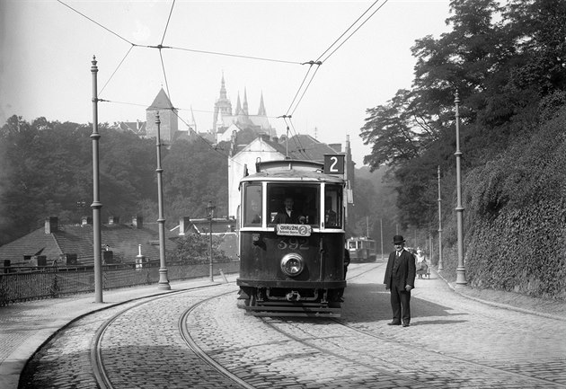 Tramvaj jede vlevo.