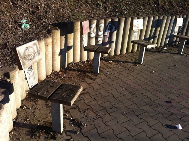 Torza laviek se nachází na cest pro pí vedoucí podél Vltavy mezi zastávkami Podolská vodárna a Kublov. Nkolik let zde byly bné laviky, které se vak na zaátku tohoto roku zmnily v idle. Dvod? Prý na lavikách polehávali bezdomovci a zneiova